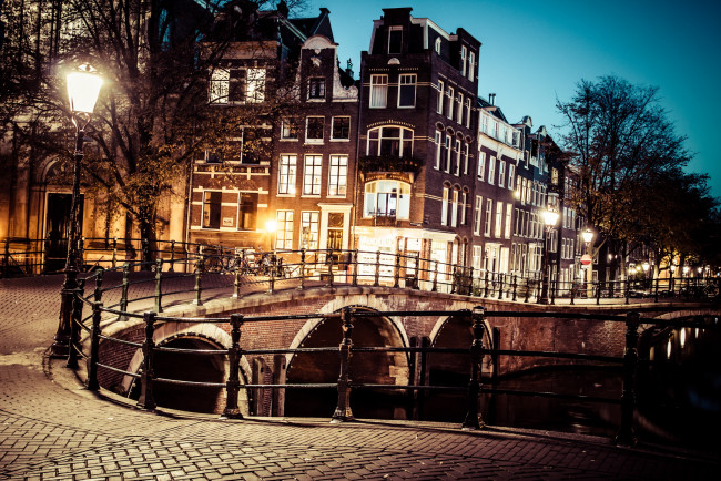 Обои картинки фото amsterdam,  netherlands, города, амстердам , нидерланды, амстердам, мостовая, здания, ночной, город, фонари, мост, netherlands
