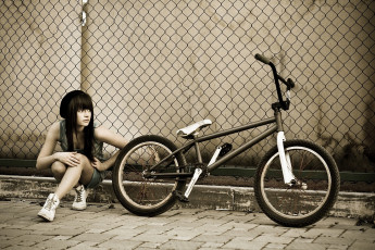 обоя девушка с велосипедом, техника, велосипеды, забор, велик, девушка, сетка