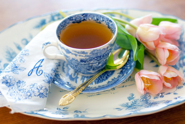 Обои картинки фото еда, напитки,  Чай, чай, тюльпаны, монограмма, салфекта
