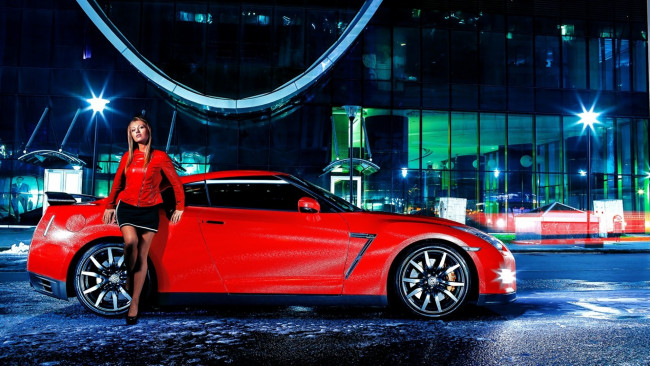 Обои картинки фото девушка и nissan gt-r, автомобили, -авто с девушками, купе, красный, блондинка, ночь, город, nissan, gt-r