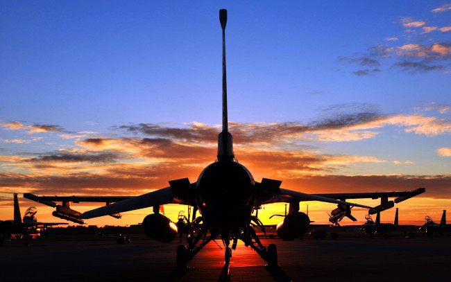 Обои картинки фото general dynamics f-16 fighting falcon, авиация, боевые самолёты, аэродром, пейзаж, военная, general, dynamics, f-16, fighting, falcon