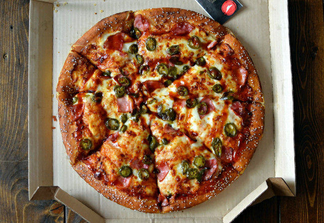 Обои картинки фото еда, пицца, помидоры, колбаса