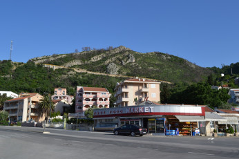 Картинка Черногория бечичи города улицы площади набережные горы лес трасса магазин отели
