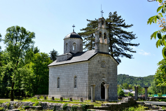 Обои картинки фото Черногория, цетине, города, православные, церкви, монастыри, горы, парк, церковь