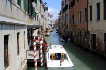 Картинка города венеция+ италия канал узкий мостик лодка