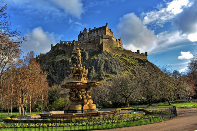 Обои картинки фото edinburgh castle, города, эдинбург , шотландия, фонтан, замок, скала