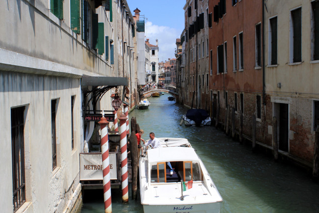 Обои картинки фото города, венеция , италия, канал, узкий, мостик, лодка