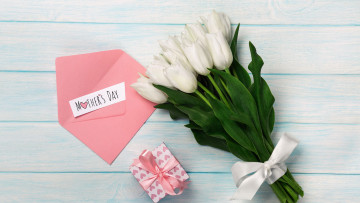 Картинка праздничные день+матери подарок надпись тюльпаны