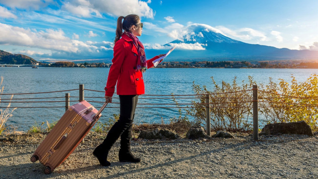 Обои картинки фото девушки, - азиатки, горы, озеро, азиатка, чемодан, туристка