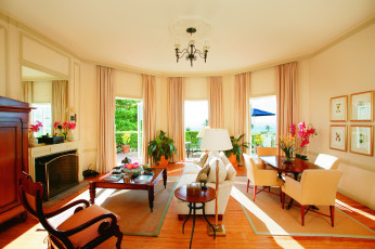 Картинка интерьер гостиная диван столы комната картины шторы