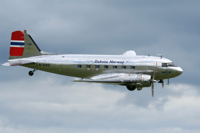 Обои картинки фото douglas, dc3, dakota, авиация, пассажирские, самолёты, полет, транспорт, дуглас, небо