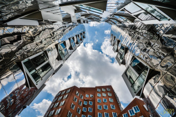 Картинка города -+здания +дома здания зеркальные небо облака