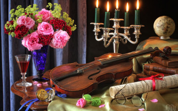 обоя музыка, -музыкальные инструменты, натюрморт, букет, розы, ноты, скрипка, очки, бокал, свечи, часы, глобус, книги