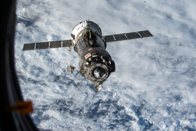 Обои картинки фото космос, космические корабли,  космические станции, soyuz, союз, tma15m, пилотируемый, космический, корабль