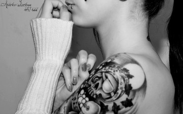 Картинка девушки -unsort+ Черно-белые+обои тату плечо руки пирсинг брюнетка