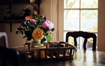 Картинка интерьер столовая букет роза пионы бутоны