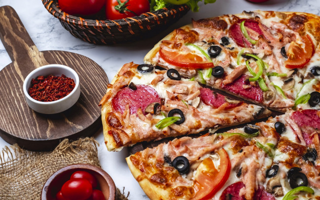 Обои картинки фото еда, пицца, салями, перец, маслины, помидоры