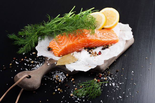 Обои картинки фото еда, рыба,  морепродукты,  суши,  роллы, соль, укроп, форель, лимон