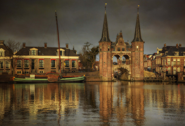 Обои картинки фото города, улицы, площади, набережные, река, шпили, часы, лодка, мост