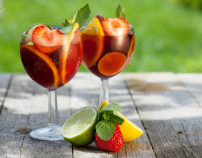 Картинка еда напитки +коктейль боке листья капли ягода фрукты напиток бокалы клубника лимон лайм