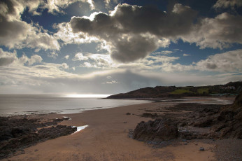 Картинка природа побережье пляж море песок камни облака