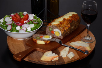 Картинка еда натюрморт вино хлеб рулет салат