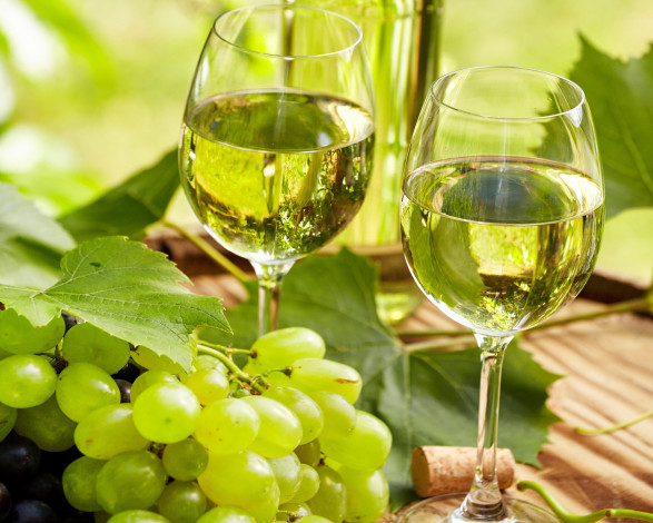 Обои картинки фото еда, напитки,  вино, бутылка, пробка, листья, боке, вино, бокалы, зеленый, виноград
