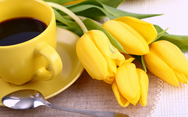 Обои картинки фото еда, кофе,  кофейные зёрна, coffee, breakfast, tulips, cup, flowers, yellow
