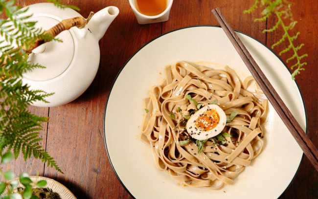 Обои картинки фото еда, макаронные блюда, паста, яйцо, лапша, чайник, чай, кунжут, палочки