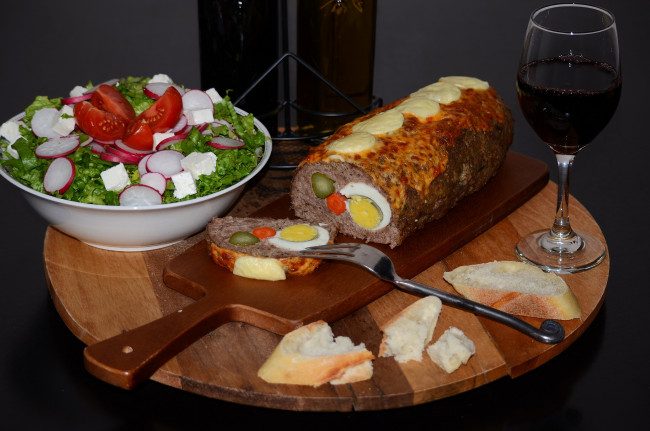 Обои картинки фото еда, натюрморт, вино, хлеб, рулет, салат