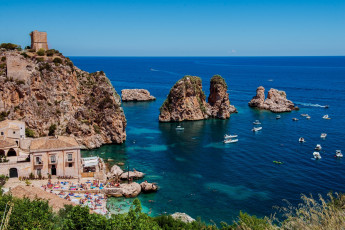 Картинка италия природа побережье здания люди скалы катера водоем