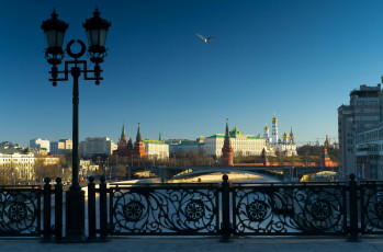 обоя москва, города, москва , россия, фонарь, кремль, птица, здания, водоем, мост