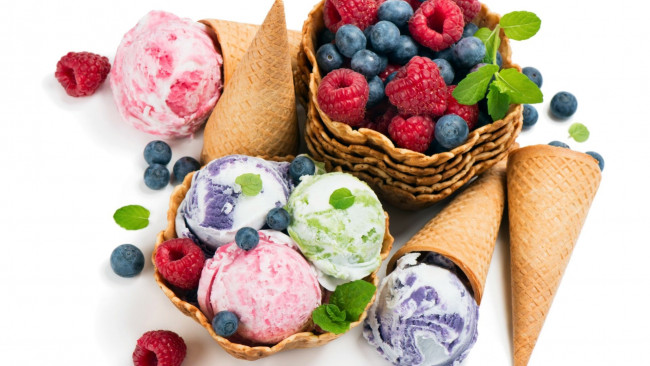 Обои картинки фото еда, мороженое,  десерты, мята, черника, ягодное, малина, рожки, вафельные, ягоды