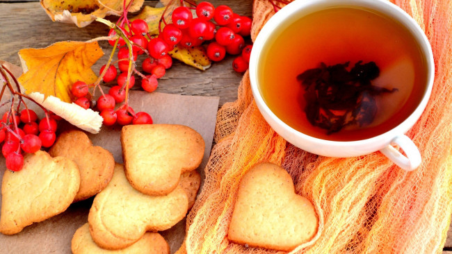 Обои картинки фото еда, напитки,  Чай, листья, печенье, чай, рябина