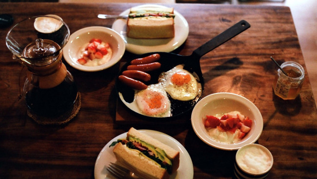 Обои картинки фото еда, разное, бутерброды, колбаски, яичница, завтрак