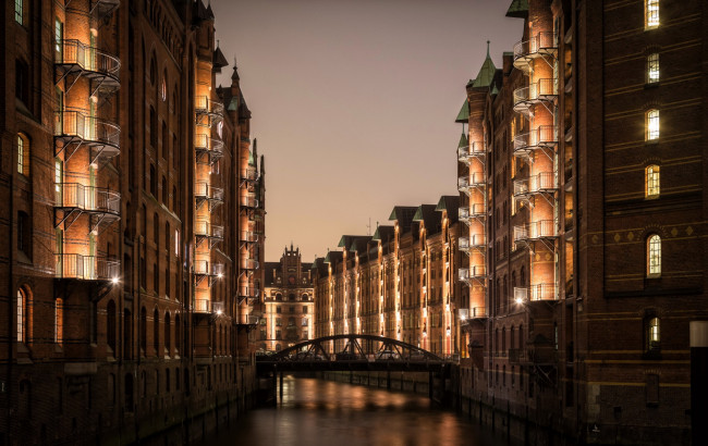 Обои картинки фото гамбург, города, гамбург , германия, освещение, здания, водоем, мост