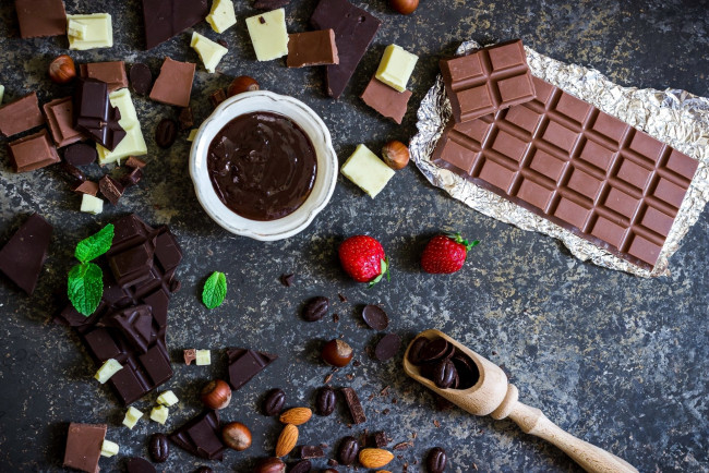 Обои картинки фото еда, конфеты,  шоколад,  сладости, мята, клубника, орехи, шоколад