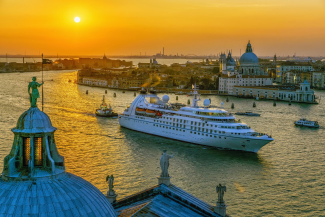 Обои картинки фото италия, корабли, лайнеры, здания, скульптуры, крыши, водоем, солнце, гранд-канал, европа, венеция