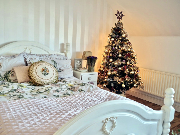 Обои картинки фото праздничные, Ёлки, спальня, елка, постель