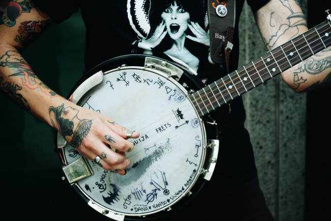 Обои картинки фото музыка, -музыкальные инструменты, тату, банджо, руки