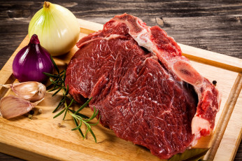 Картинка еда мясные+блюда свежее мясо говядина лук чеснок розмарин
