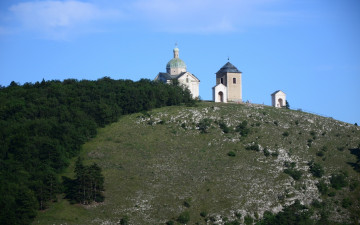Картинка города католические соборы костелы аббатства деревья гостёл холм