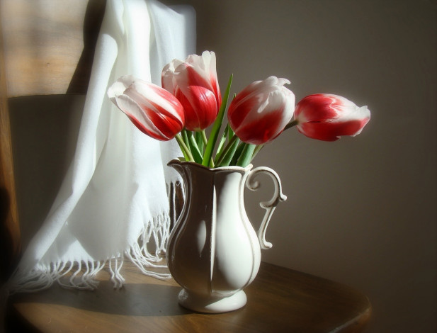 Обои картинки фото цветы, тюльпаны, шаль, стул, букет, кувшин