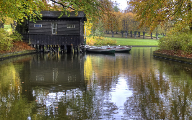 Обои картинки фото boats, in, autumn, корабли, лодки, шлюпки, парк, река