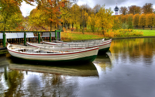 Обои картинки фото wood, boats, корабли, лодки, шлюпки, парк, осень, река, станция
