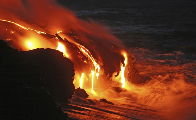 Обои картинки фото природа, стихия, камни, лава, извержение, море