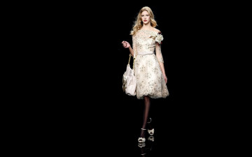 Картинка девушки -unsort+ блондинки +светловолосые платье модель блондинка подиум сумка