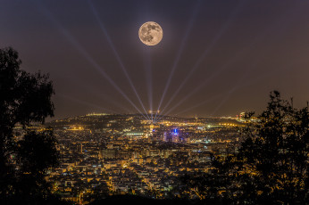 Картинка города барселона+ испания барселона католония ночь город дома огни лазер луна деревья море кусты