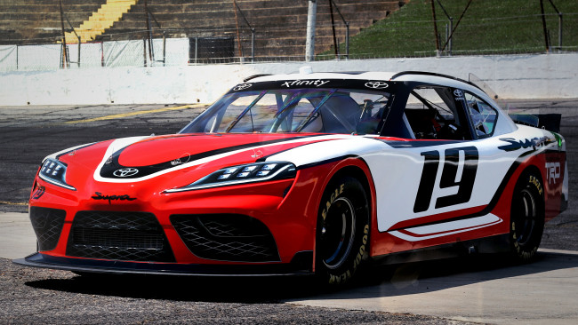 Обои картинки фото 2019 toyota xfinity supra, автомобили, 3д, трек, тойота, 2019, toyota, xfinity, supra, спорткар