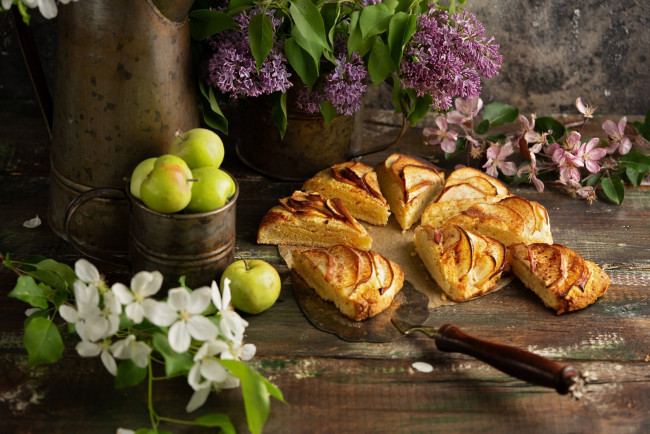 Обои картинки фото еда, пироги, сирень, пирог, яблочный, яблоки
